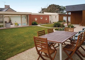 Holiday Home Frehel with Hot Tub I