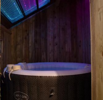 Villedieu-les-Poeles Apartment | Ô COSY , DUPLEX, JACUZZI, TERRASSE.