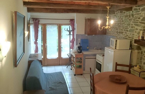Bacilly House | 17th-Century Holiday Home 'Le Grand Saunier-Baie Mt St-Michel' with Wi-Fi and Air Conditioning