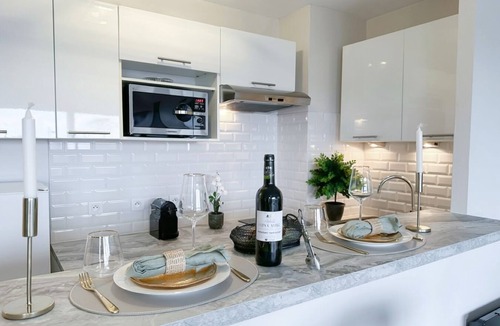 Porte-Saint-Martin Apartment | 825 Jemmapes