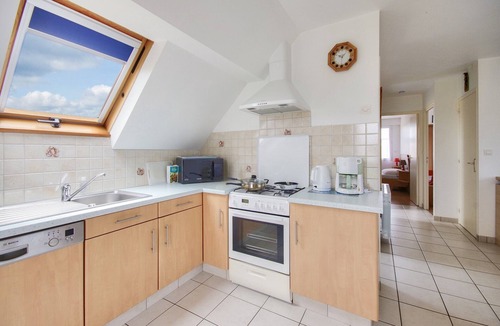Erquy Apartment | 850m from the beach, flat for 5 with garden