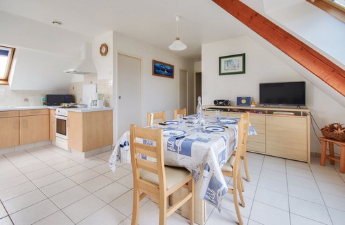 Erquy Apartment | 850m from the beach, flat for 5 with garden