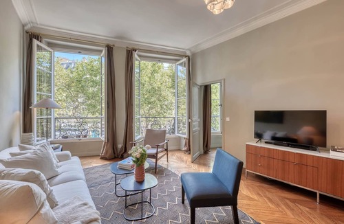 Quartier de la Monnaie Apartment | A classic St Germain luxury-Step into a world of unparalleled Parisian opulence