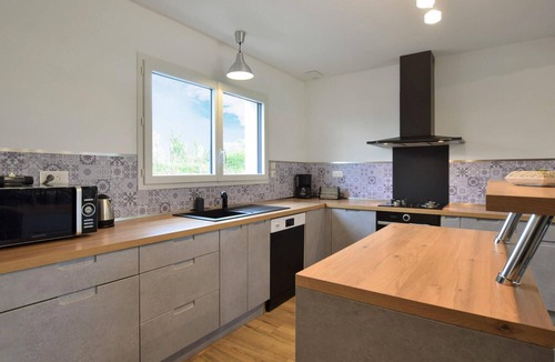 Gouville-sur-Mer House | A few kilometers from the beach, this bright and spacious cottage welcomes you.