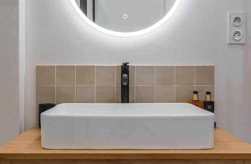 Quartier Sainte-Marguerite Apartment | A modern, renovated apartment near Metro Line 2