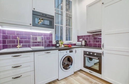 Saint-Vincent-de-Paul Apartment | A SPACIOUS & INVITING HOME AWAY FROM HOME IN PARIS
