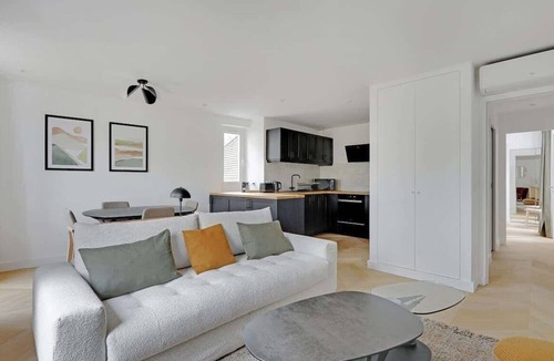 Montmartre Apartment | A Superb 2BR/2BA giving on Place du Tertre