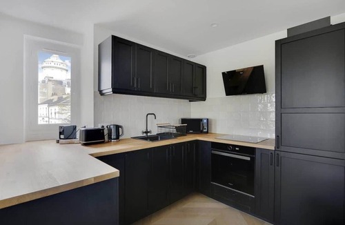 Montmartre Apartment | A Superb 2BR/2BA giving on Place du Tertre