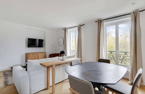 Montmartre Apartment | A Superb 2BR/2BA giving on Place du Tertre