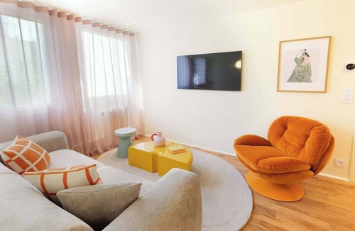 8th Arrondissement Apartment | A Vintage 2-BR/2BA with Services - Champs-Elysées