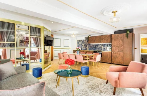 Quartier du Mail Apartment | AN AUTHENTIC PARISIAN LIVING BETWEEN THE LOUVRE & VIBRANT MARAIS -RUE D'ABOUKIR