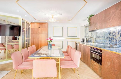 Quartier du Mail Apartment | AN AUTHENTIC PARISIAN LIVING BETWEEN THE LOUVRE & VIBRANT MARAIS -RUE D'ABOUKIR