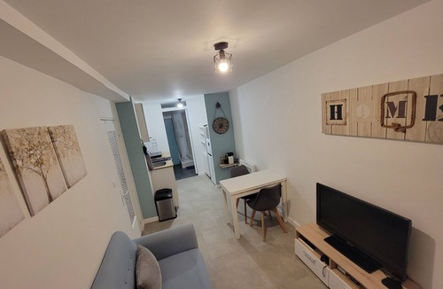 Magny-les-Hameaux Apartment | Apartment between town and country