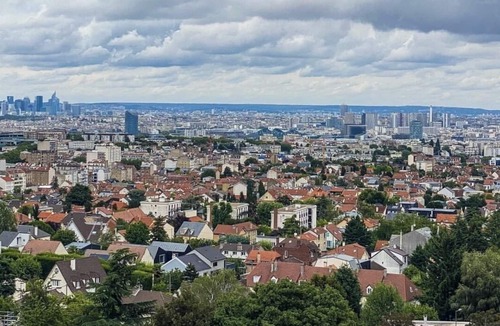 Clamart Apartment | Apartment overlooking the Eiffel Tower