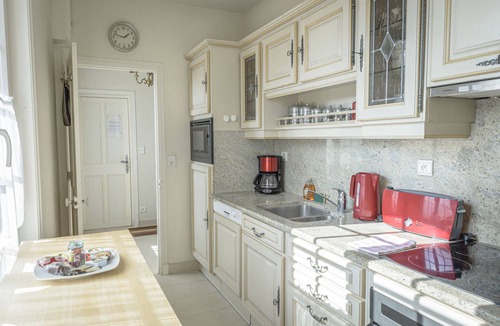 Luc-sur-Mer Apartment | Apartment-Traditional-Ensuite with Shower-Sea view