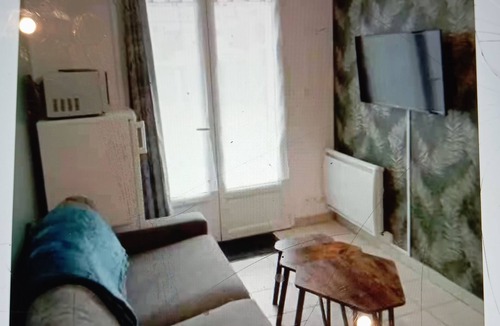 Bernieres-sur-Mer Apartment | Apartment with garden 50 m from the landing beaches