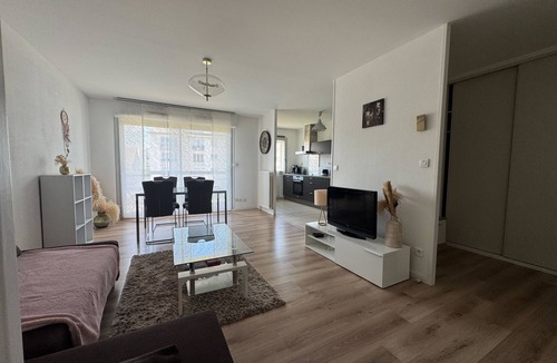 La Pierre-Heuze Apartment | Apartment with balconies close to beaches