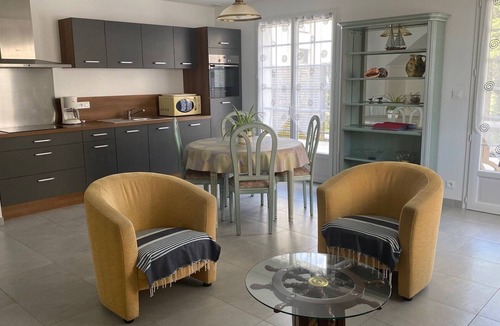Saint-Gilles-Croix-de-Vie Apartment | Appart 2/4 pers dans MAISON, 3 Etoiles, à 30 m plage, TERRASSE, PARKING PRIVE