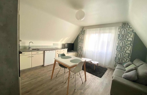 Mayenne Apartment | Appart 2 Chambres, Centre Ville, Parking privé clos, Local vélo