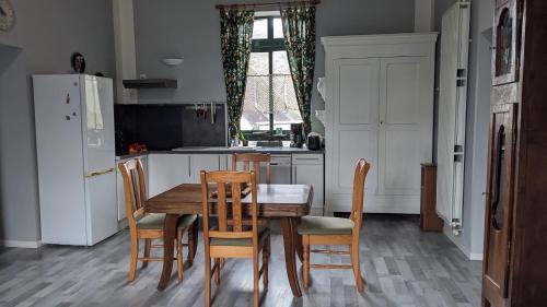 Laniscat House | APPART' DU CHEF DE GARE gîte à Gouarec au pied de la Vélodyssée