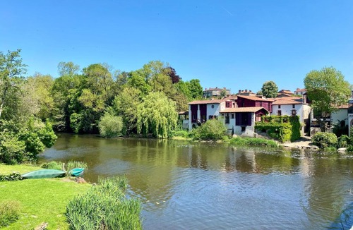 Clisson Apartment | Appartement atypique avec wifi au cœur de Clisson - FR-1-306-1310