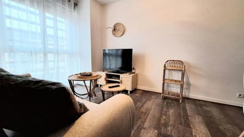 Republique Apartment | Appartement cosy, balcon et place privée