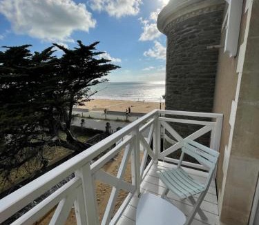 Tharon-Plage Apartment | Appartement rénové dans villa d'exception face à la mer