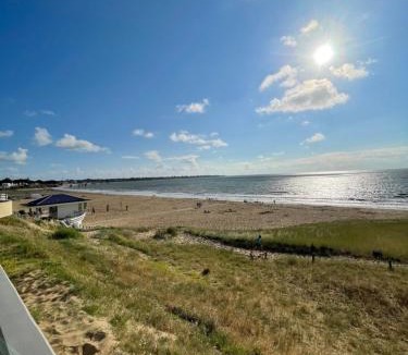 Tharon-Plage Apartment | Appartement rénové dans villa d'exception face à la mer