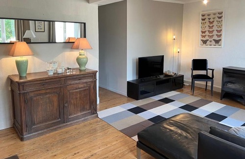 Saint-Pierre-d'Autils Apartment | Appartement 1er étage dans maison de maître
