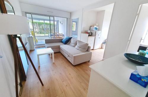 Bernieres-sur-Mer Apartment | Appartement rez-de-jardin proche mer, 4 couchages - FR-1-746-31