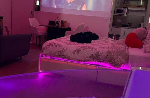 Ploumagoar Apartment | Appartement Romance Jacuzzi à 5min de la gare
