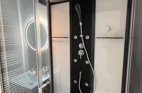 Ploumagoar Apartment | Appartement Romance Jacuzzi à 5min de la gare