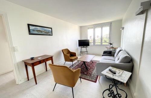 Donville-les-Bains Apartment | Appartement spacieux près de la plage et commerces, 4 couchages - FR-1-361-433