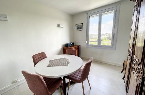 Donville-les-Bains Apartment | Appartement spacieux près de la plage et commerces, 4 couchages - FR-1-361-433
