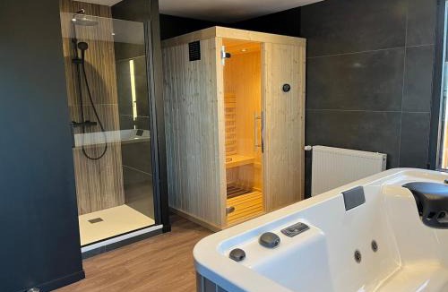 Guingamp Apartment | Appartement Volupté - Jacuzzi & Sauna - Luxe & Intimité