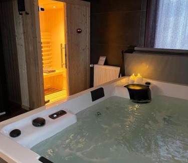 Guingamp Apartment | Appartement Volupté - Jacuzzi & Sauna - Luxe & Intimité