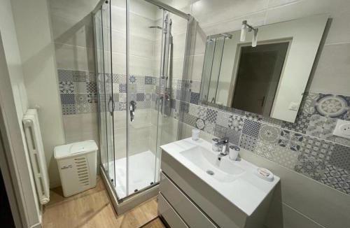 Ifs Apartment | Appt 4 chambres avec balcon, Spinelle