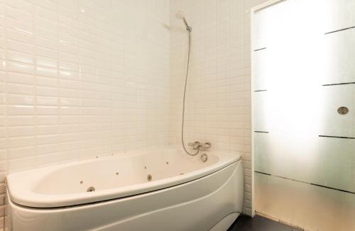 Ternes Apartment | Arc de Triomphe - Home in City - AC & Parking
