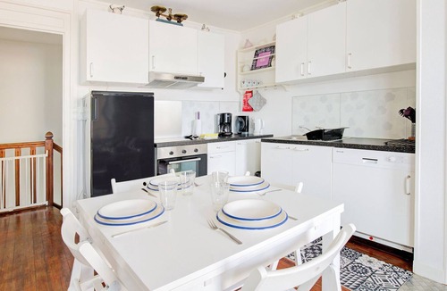 Isigny-sur-Mer Cottage | Attractive Apartment in Isigny-sur-Mer