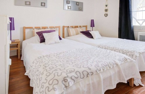 Isigny-sur-Mer Cottage | Attractive Apartment in Isigny-sur-Mer