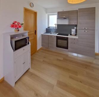 Reviers Apartment | Au cœur du village "gîte de la mue"