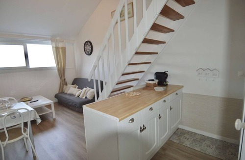 Courseulles-sur-Mer Apartment | Aux beaux coquillages, sea and harbor view