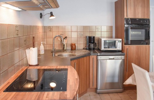 Sainte-Mere-Eglise House | Awesome home in Sainte-Mère-Eglise with WiFi