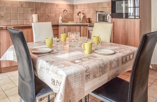 Sainte-Mere-Eglise House | Awesome home in Sainte-Mère-Eglise with WiFi
