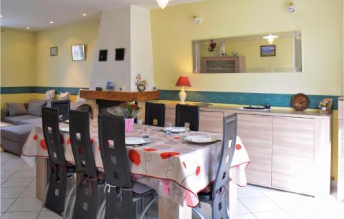 Marcey-les-Greves House | Awesome Home In Marcey-Les-Grèves With Wifi