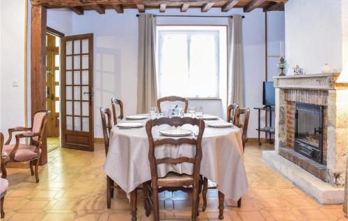 Sainte-Mere-Eglise House | Awesome Home In Sainte-Mère-Eglise With Wifi
