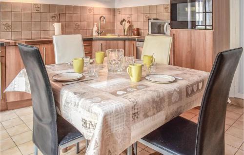 Sainte-Mere-Eglise House | Awesome Home In Sainte-Mère-Eglise With Wifi