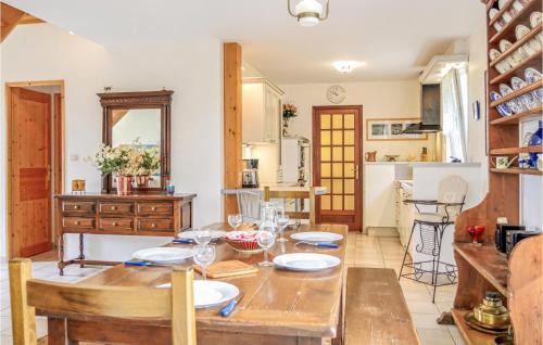 Quettehou House | Awesome Home In Morsalines With Wifi
