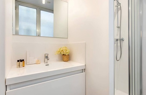 Faubourg-du-Roule Apartment | B1. 4 people—Champs-Élysées—Wagram—Arc de Triomphe—AC