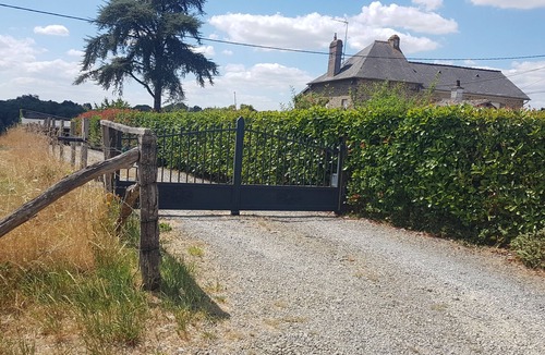 Ambrieres-les-Vallees Apartment | Bed and breakfast in a peaceful location 100 m from the vélofrancette greenway